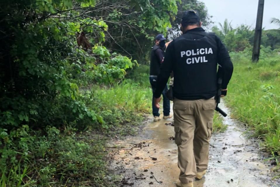 Homem amarra e enterra companheira viva