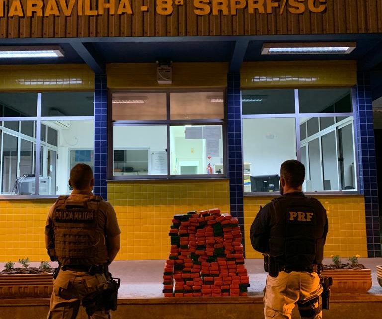 Vídeo: ação conjunta entre PRF e PM apreende 93 kg de maconha na BR 282 em Maravilha