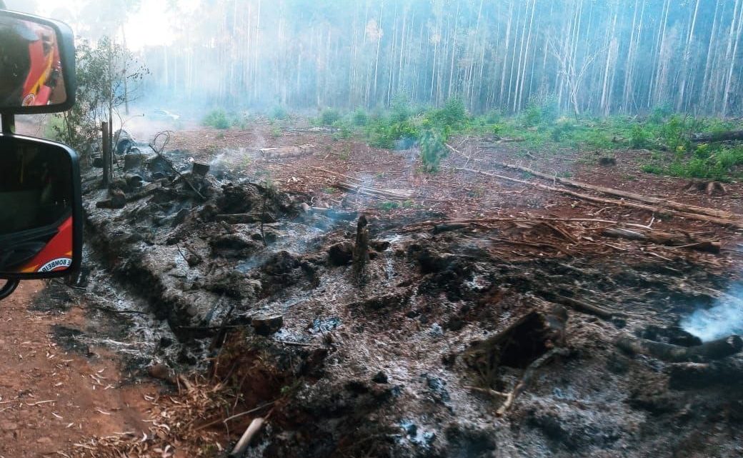 Vídeos: incêndio de grandes proporções é registrado na fazenda Zandavalli