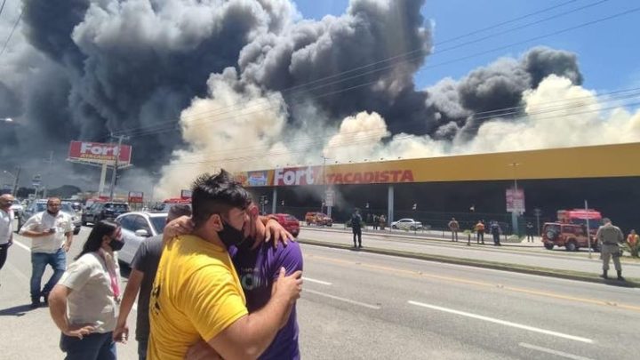 Vídeos: Supermercado Fort Atacadista pega fogo em Florianópolis