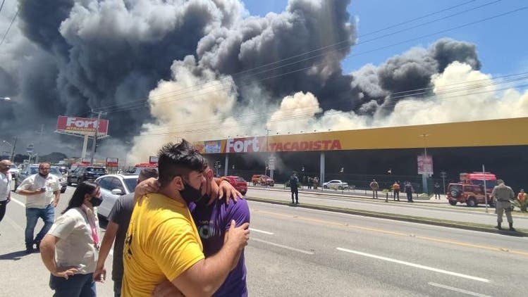 Vídeos: Supermercado Fort Atacadista pega fogo em Florianópolis