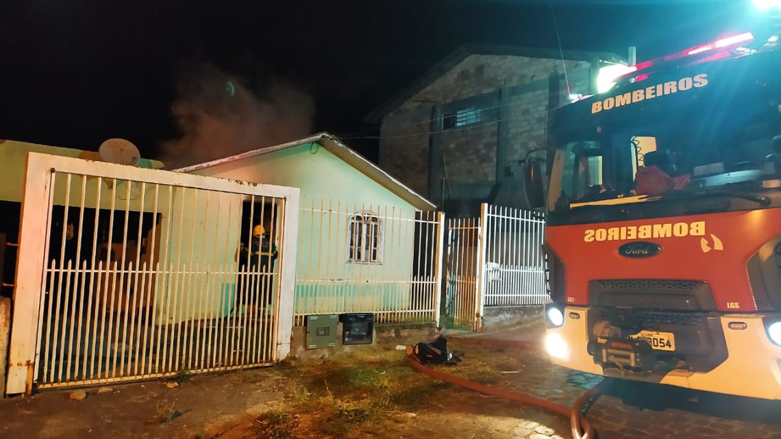 Idoso entra em casa em chamas para salvar neto em SC