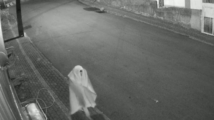 Vídeos: Ladrão “fantasma” usa lençol para furtar objetos de residência
