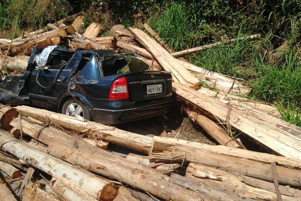 Motorista morre após toras de madeiras caírem em cima de carro em SC