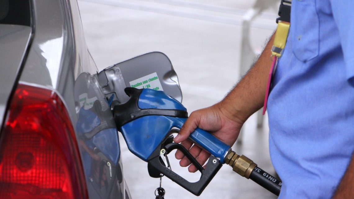 Petrobras reduz em 3% preço da gasolina para distribuidoras