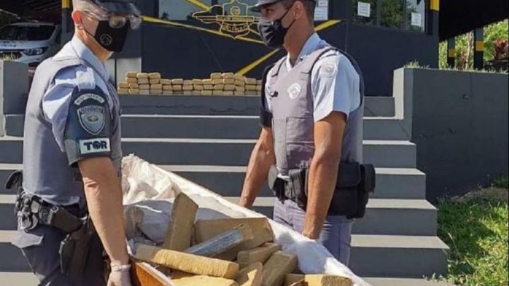 Polícia apreende maconha escondida em caixão
