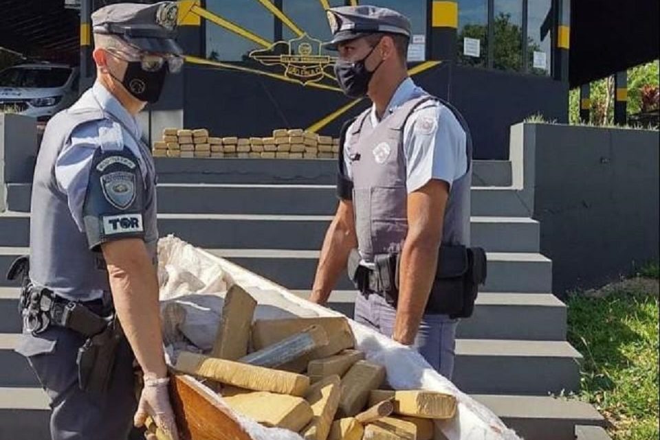 Polícia apreende maconha escondida em caixão