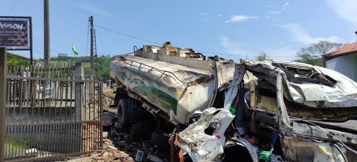 Caminhão de combustível sai da pista, capota e acaba colidindo em muros de residências em SC