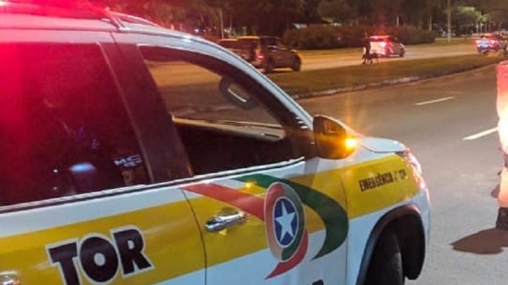 Homem vestido de Papai Noel invade apartamento e mata jovem a tiros em SC