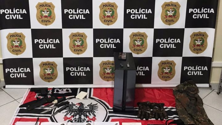 Operação contra suspeitos de apologia ao nazismo apreende celular, computador e facas em SC