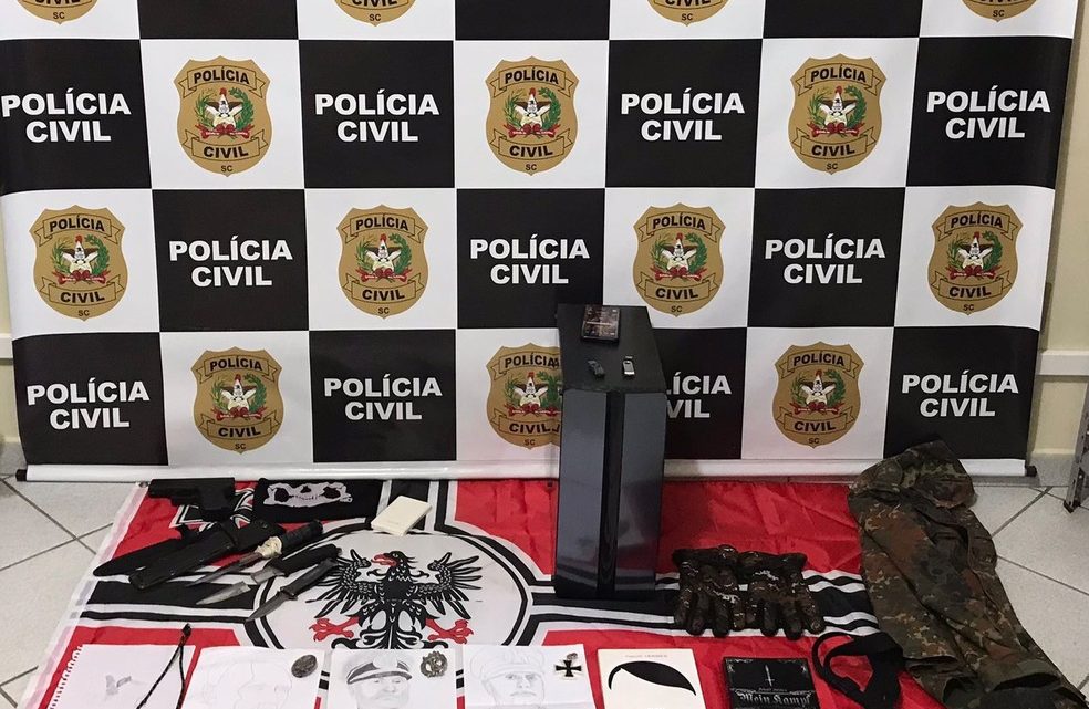 Operação contra suspeitos de apologia ao nazismo apreende celular, computador e facas em SC