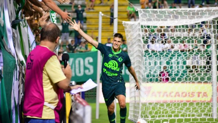 Chapecoense vence Juventus e assume liderança do Catarinense