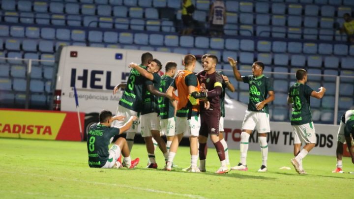 Chapecoense vence o Avaí na Ressacada