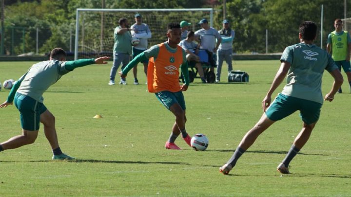 Chapecoense paralisa atividades devido a surto de Covid no clube