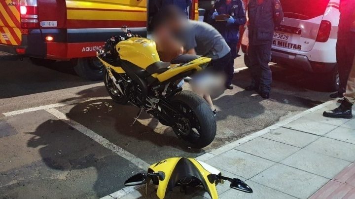 Motociclista sem capacete colide em viatura ao tentar fugir de abordagem