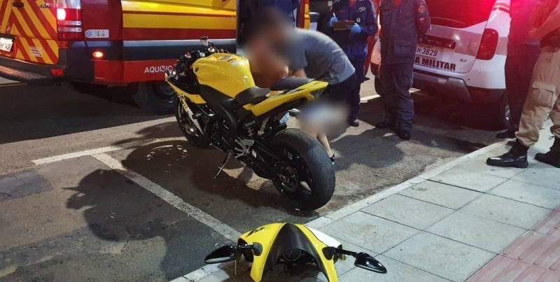 Motociclista sem capacete colide em viatura ao tentar fugir de abordagem