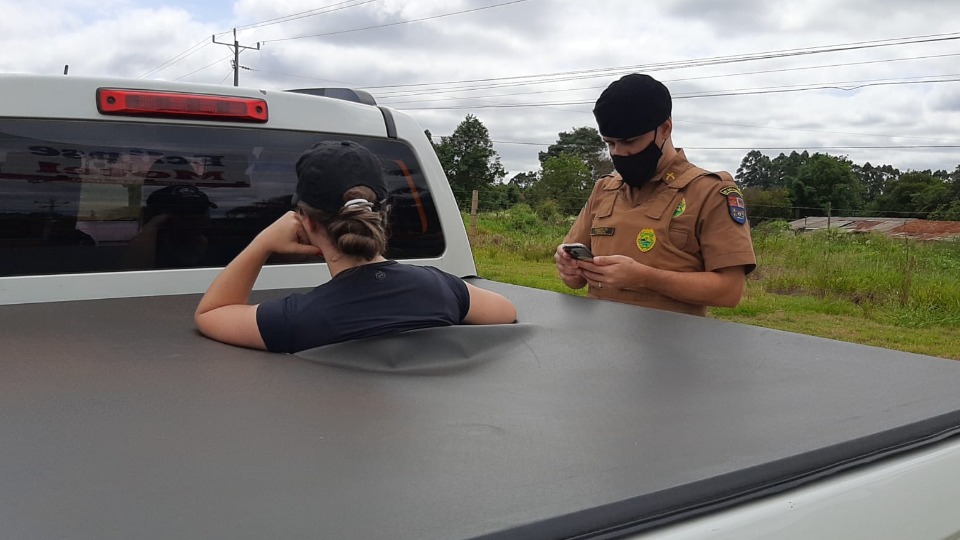 Ao encontrar marido com outra em motel mulher fura proteção de caminhonete e se recusa a sair