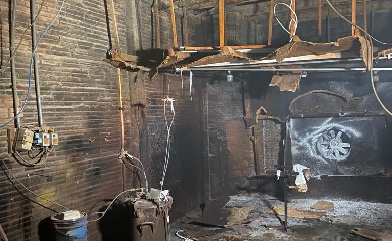 Fábrica de caixão fica destruída após pegar fogo na região Sul de SC