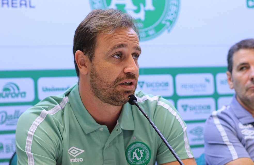 Felipe Conceição cita reconstrução como propósito para o trabalho na Chapecoense: “Esperança e alegria”