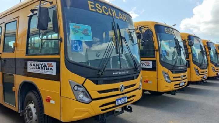 Governo do estado entrega mais 40 ônibus escolares para municípios