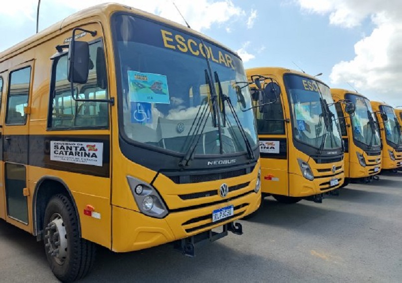 Governo do estado entrega mais 40 ônibus escolares para municípios