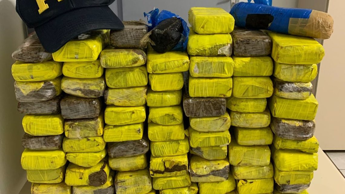 Vídeo: PRF apreende 35 kg de maconha após motorista fugir da fiscalização em Chapecó