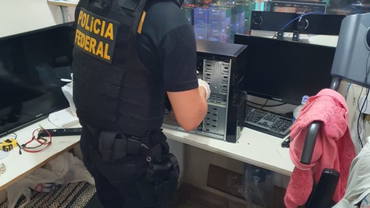 Polícia Federal combate disseminação de pornografia infantojuvenil em SC