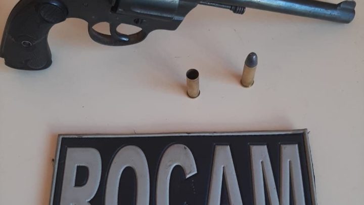 Arma de fogo é encontrada debaixo da cama de suspeito em Chapecó