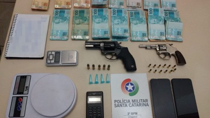 Polícia apreende R$ 11.000 do tráfico dentro de um freezer em Chapecó