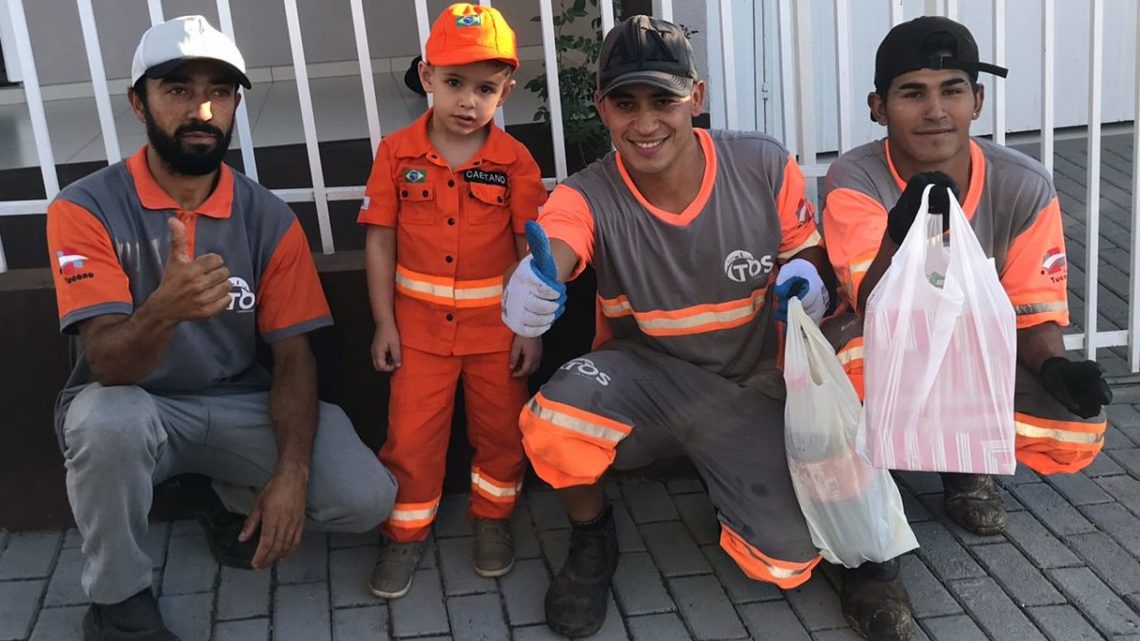 Menino de 4 anos se veste de “Mini gari” para receber os coletores de lixo em Chapecó