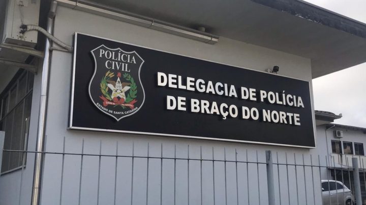 Mulher com medidas protetivas é esfaqueada por homem na frente de filhos em SC