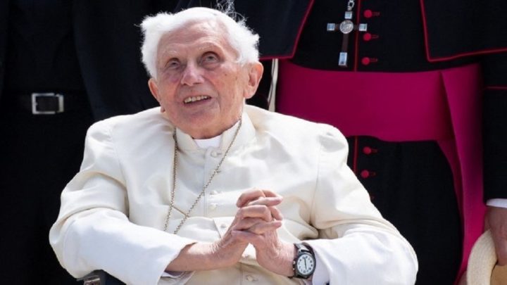 Papa Bento 16 é acusado de encobrir casos de pedofilia