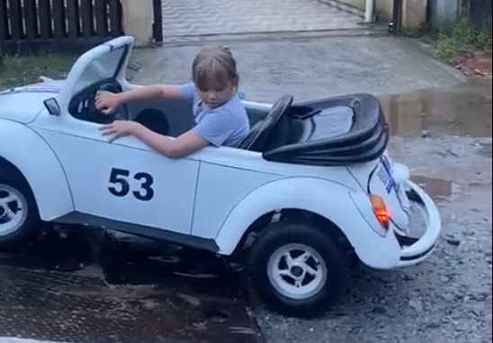 Vídeo: criança que teve mini-fusca guinchado pela PM comemora volta do brinquedo