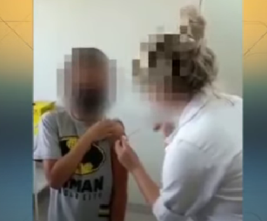 Vídeo: Enfermeira finge aplicar vacina contra covid em criança