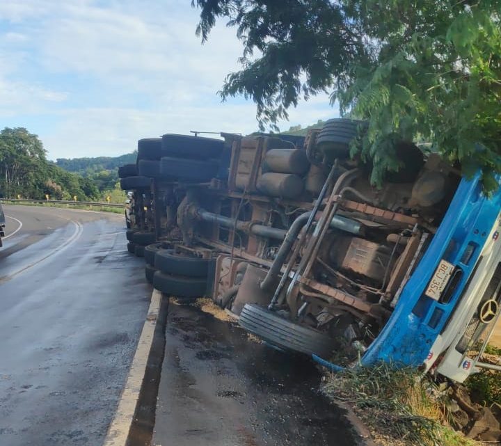 Caminhoneiro de 28 anos fica preso às ferragens em acidente em Campo Erê