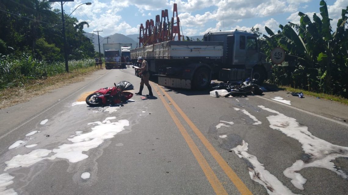 Dois motociclistas morrem após caminhão dar um “L” na pista e colidir contra na SC 418