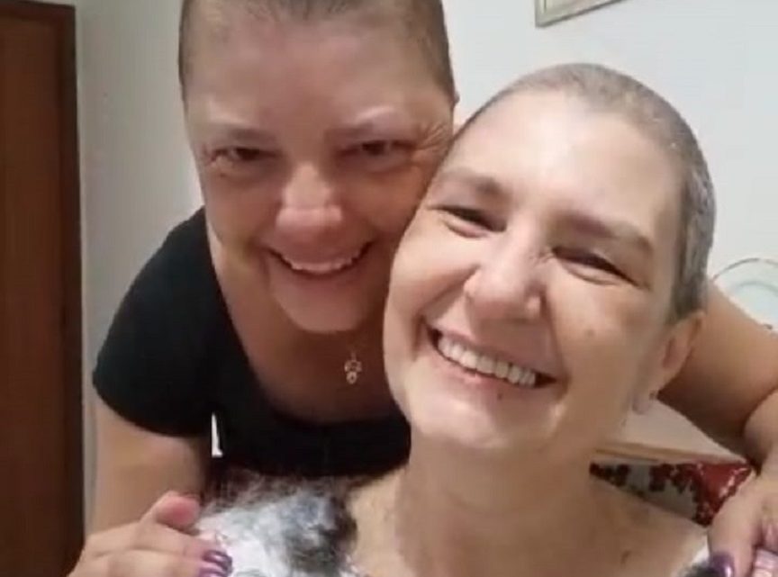 Vídeo: mulher raspa o cabelo em solidariedade à amiga que tem câncer