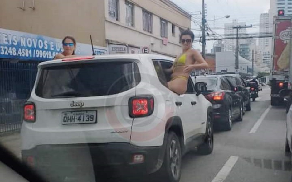 Mulheres são flagradas com o corpo para fora do carro no centro de Balneário Camboriú
