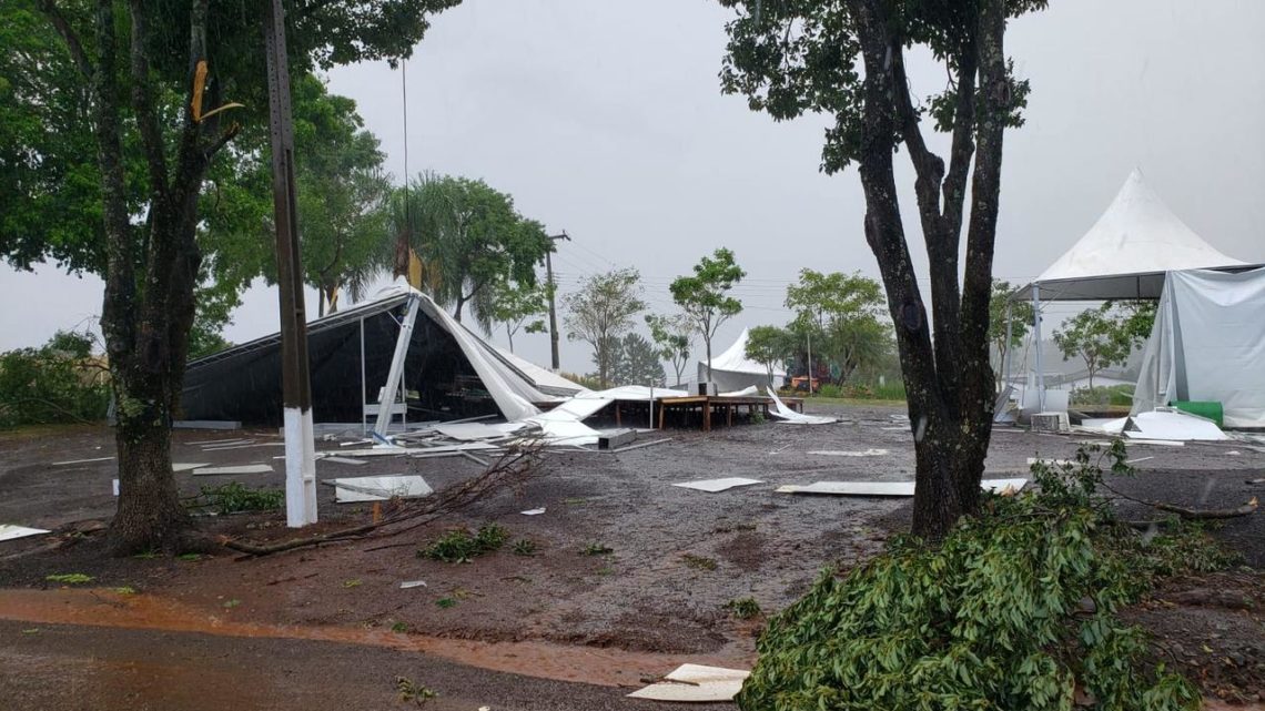 Vídeo: forte chuva provoca estragos na cidade de Pinhalzinho