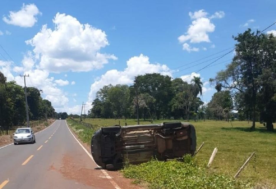 Viatura da PM capota e deixa policiais feridos na SC 484