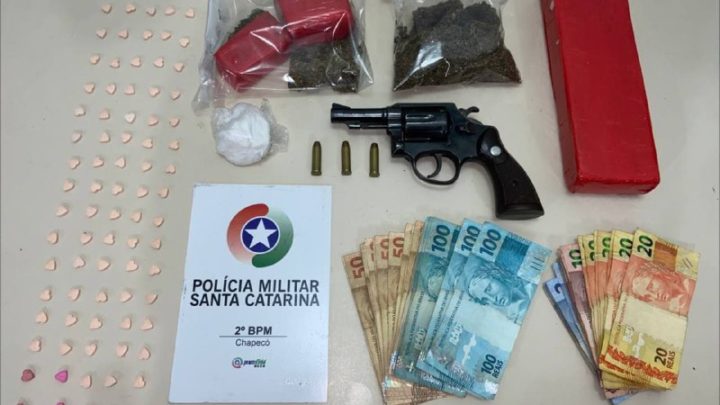 PM encontra maconha, cocaína, ecstasy, dinheiro e arma de fogo em festa em apartamento no centro de Chapecó