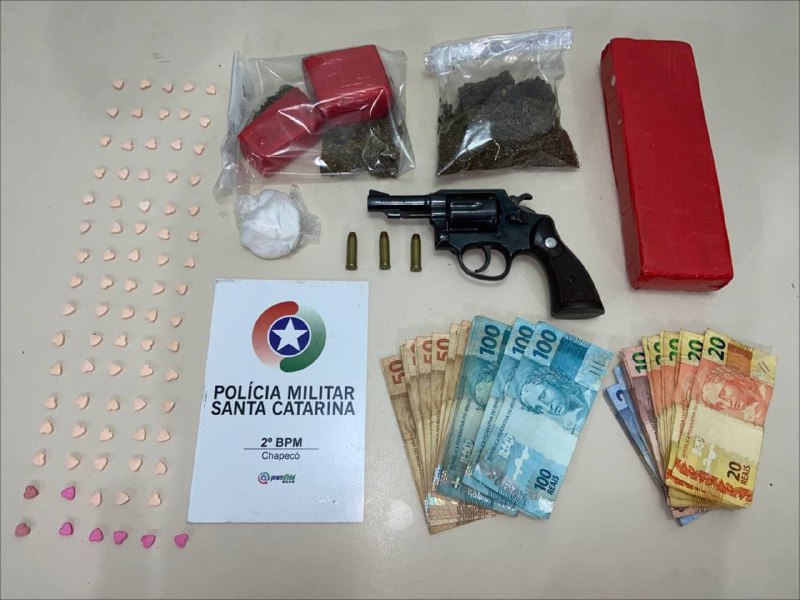 PM encontra maconha, cocaína, ecstasy, dinheiro e arma de fogo em festa em apartamento no centro de Chapecó