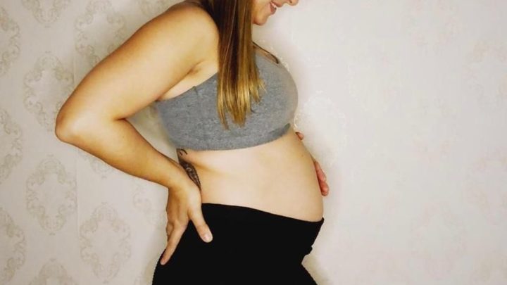 ‘Tenho na barriga uma bebê viva e outra morta’, conta mãe de gêmeas com doença rara