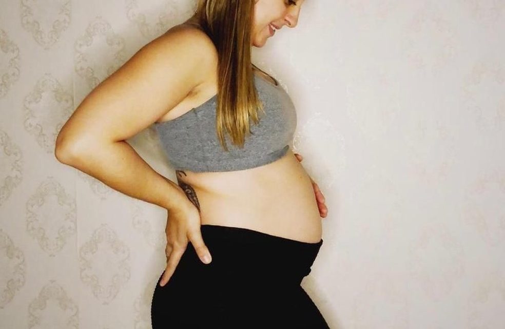 ‘Tenho na barriga uma bebê viva e outra morta’, conta mãe de gêmeas com doença rara