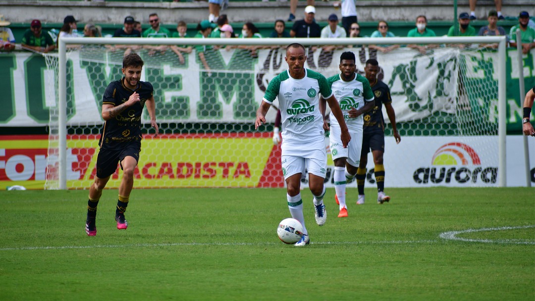 Chapecoense vence o Figueirense e se recupera após três derrotas consecutivas