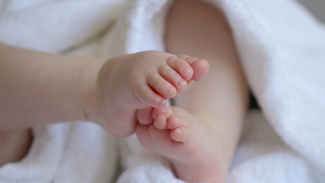 Bebê de 1 ano e 3 meses morre e investigação suspeita de violência sexual