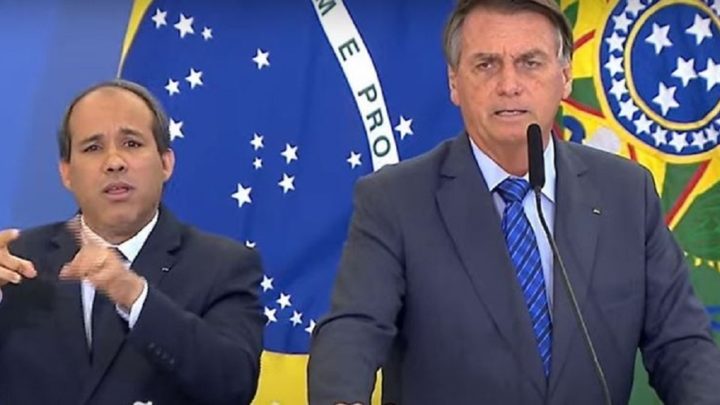 Bolsonaro assina portaria com reajuste de 33% para professores