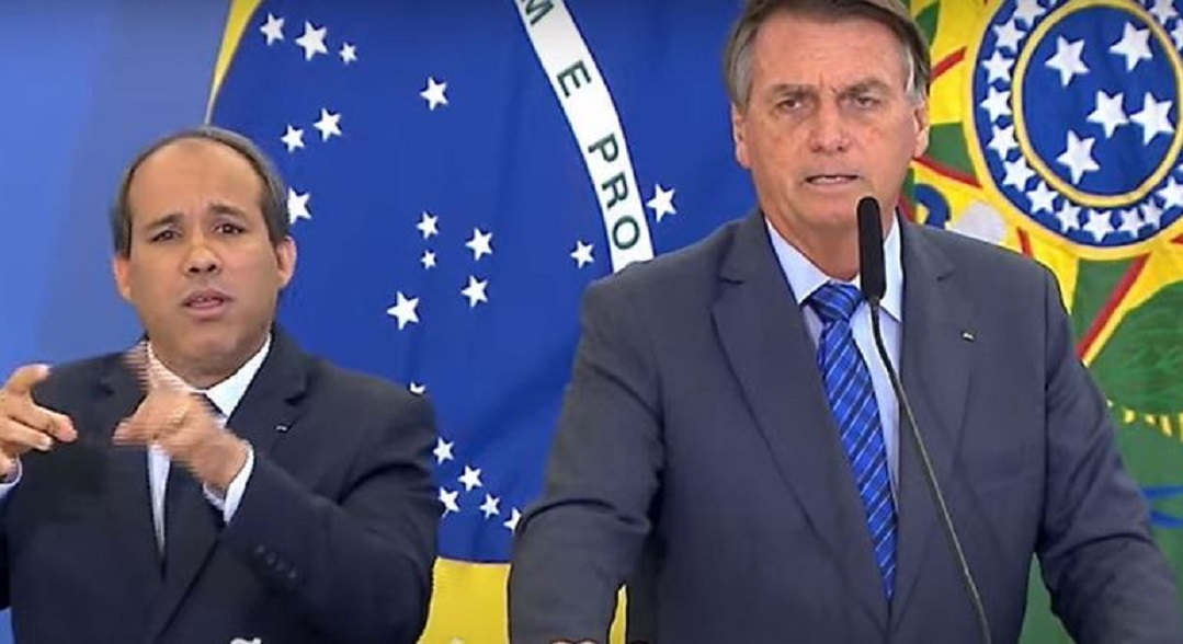 Bolsonaro assina portaria com reajuste de 33% para professores