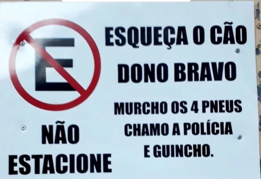 “Dono bravo”: morador de SC faz placa para quem estaciona na frente do seu portão