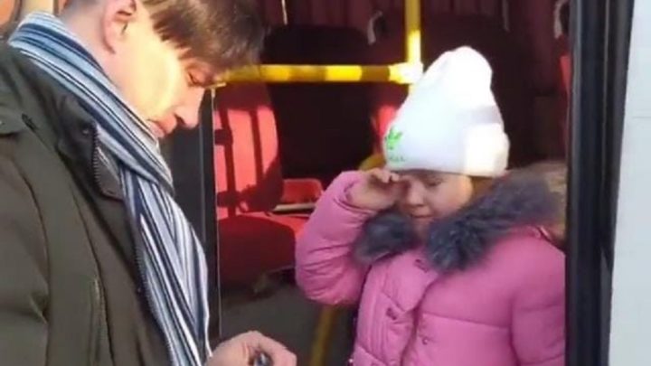 “Ele vai ficar para lutar”: pais se despedem de filhos em estações da Ucrânia